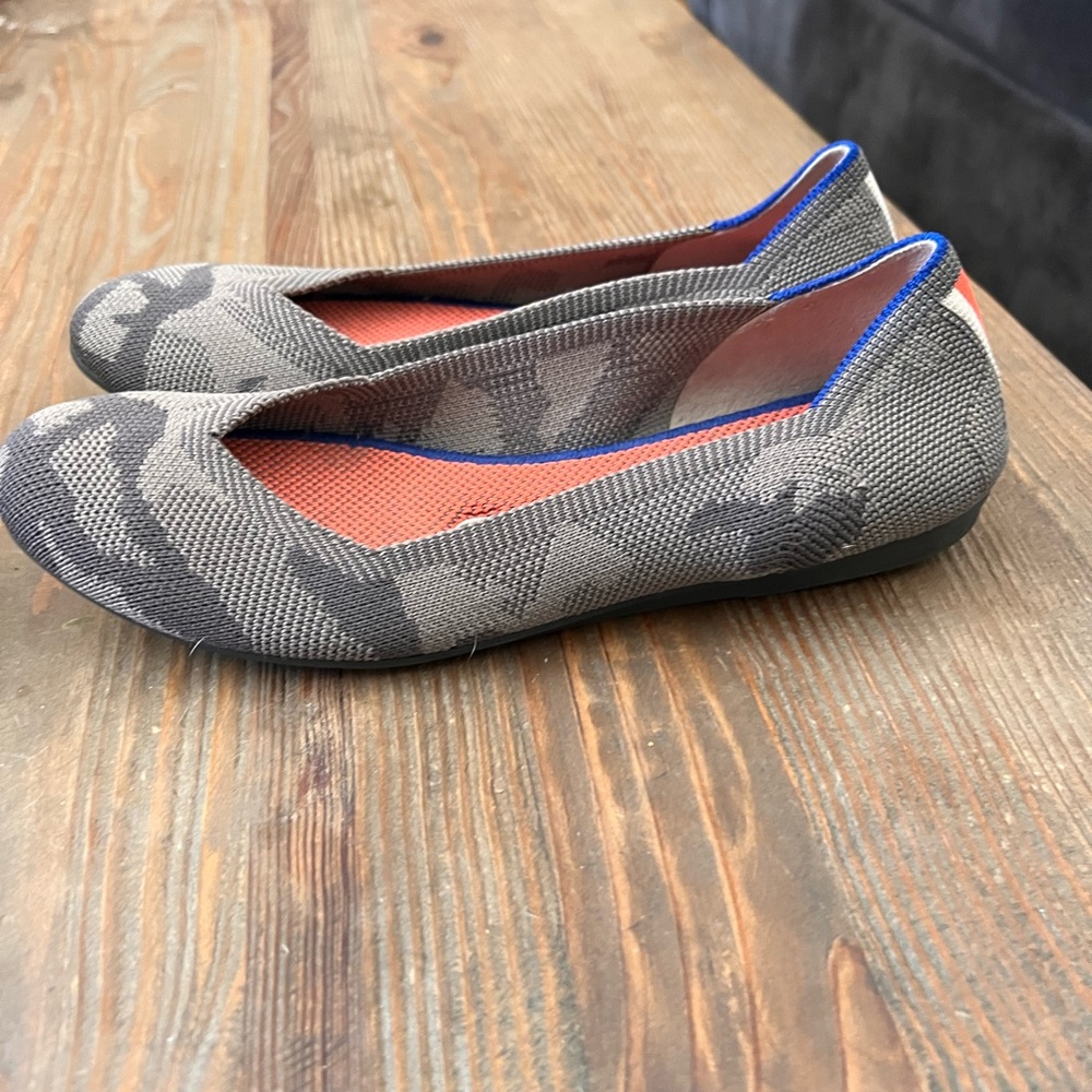 Size 6 Rothy’s with the cool back stripe. Brand new!!